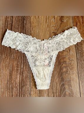 Brand New with Tags Victorias Secret Lace Cream Thong Size Small